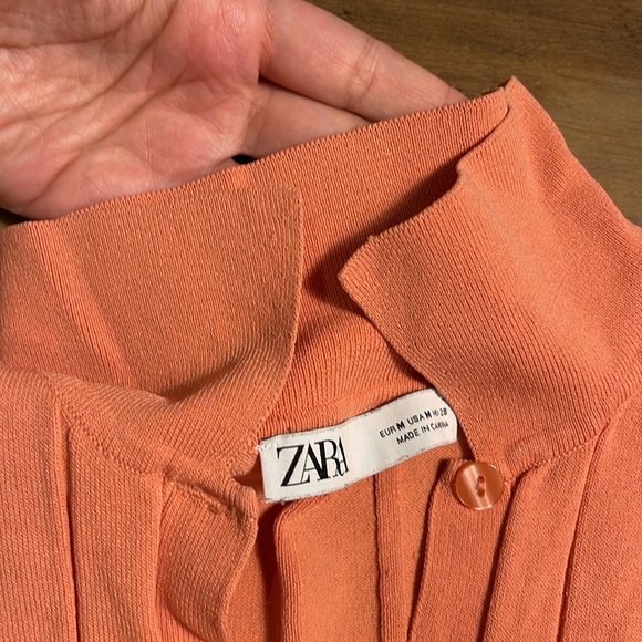 Beautiful salmon colour v-neck top buttoned with long sleeves from Zara - Picture 7 of 10